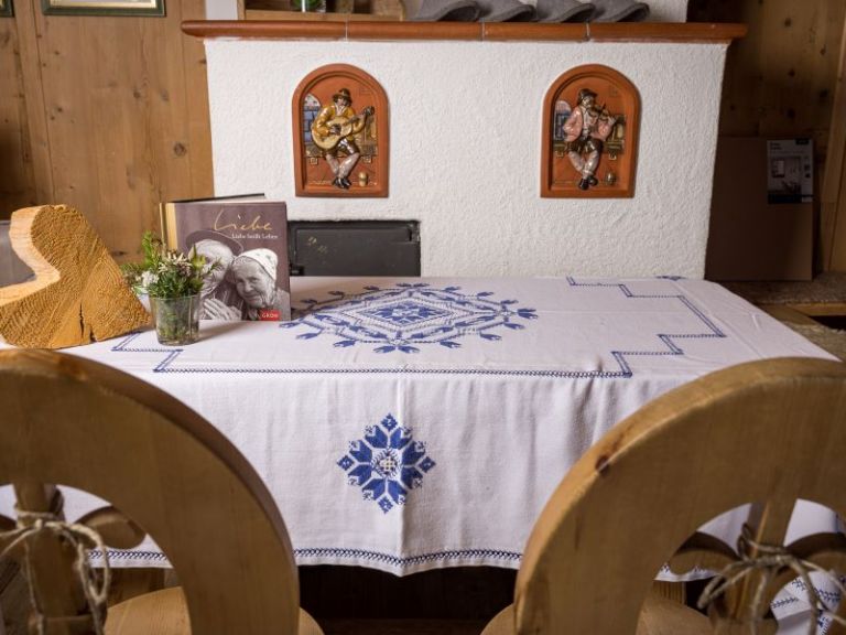 Tisch mit 2 Stühlen und Holzherz