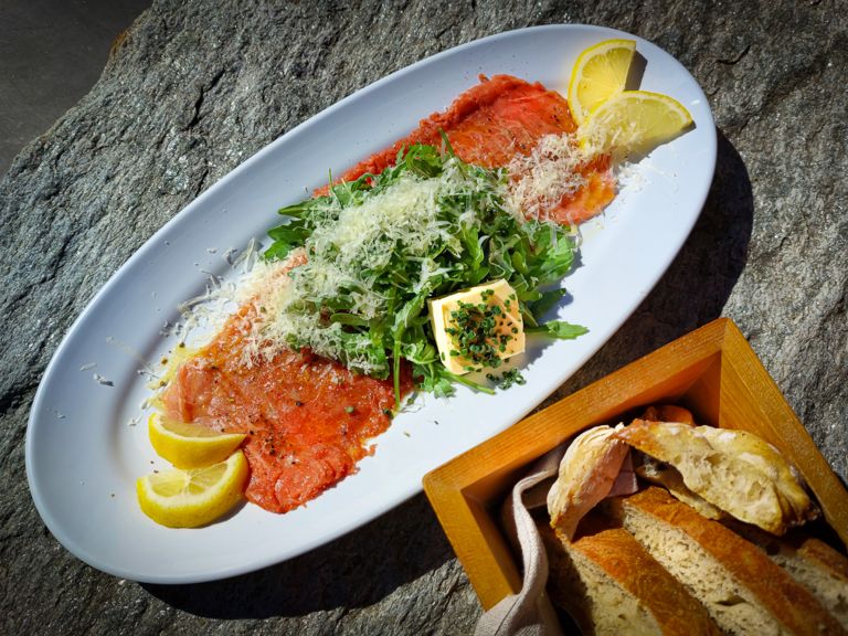 Carpaccio with salad and bread.