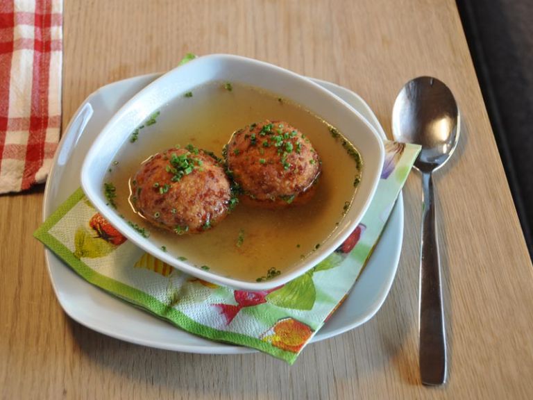Tiroler Käseknode in klarer Brühe